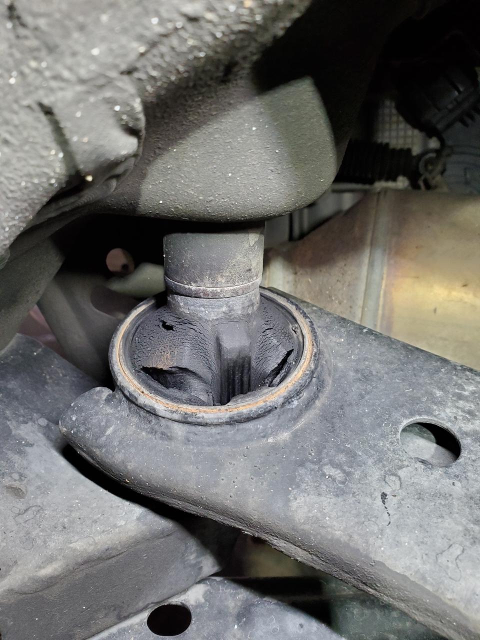 Control arm bushing replacement in Martin, Carolina Utara
